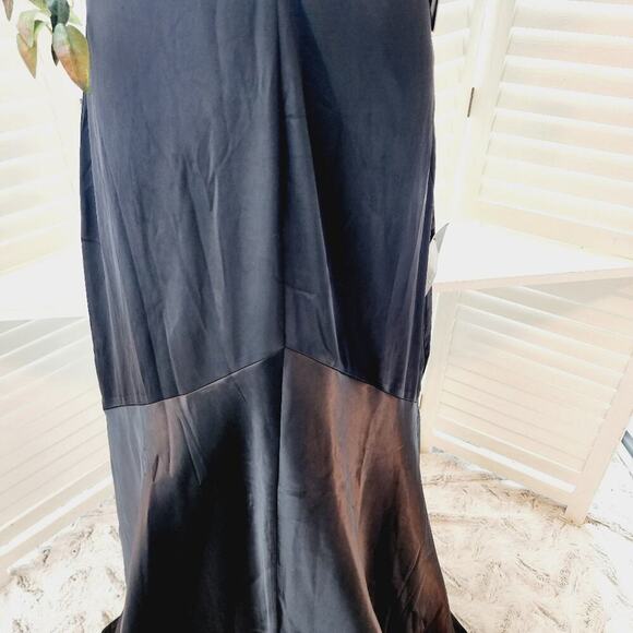 LULU'S NEW BLACK SILK LIKE DRESS (POLYESTER) V NECK SIZE MED - Picture 4 of 13